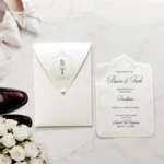 Invitație de Nuntă Clasică cu Detalii Decorative în Relief și Perlă Elegantă 2624
