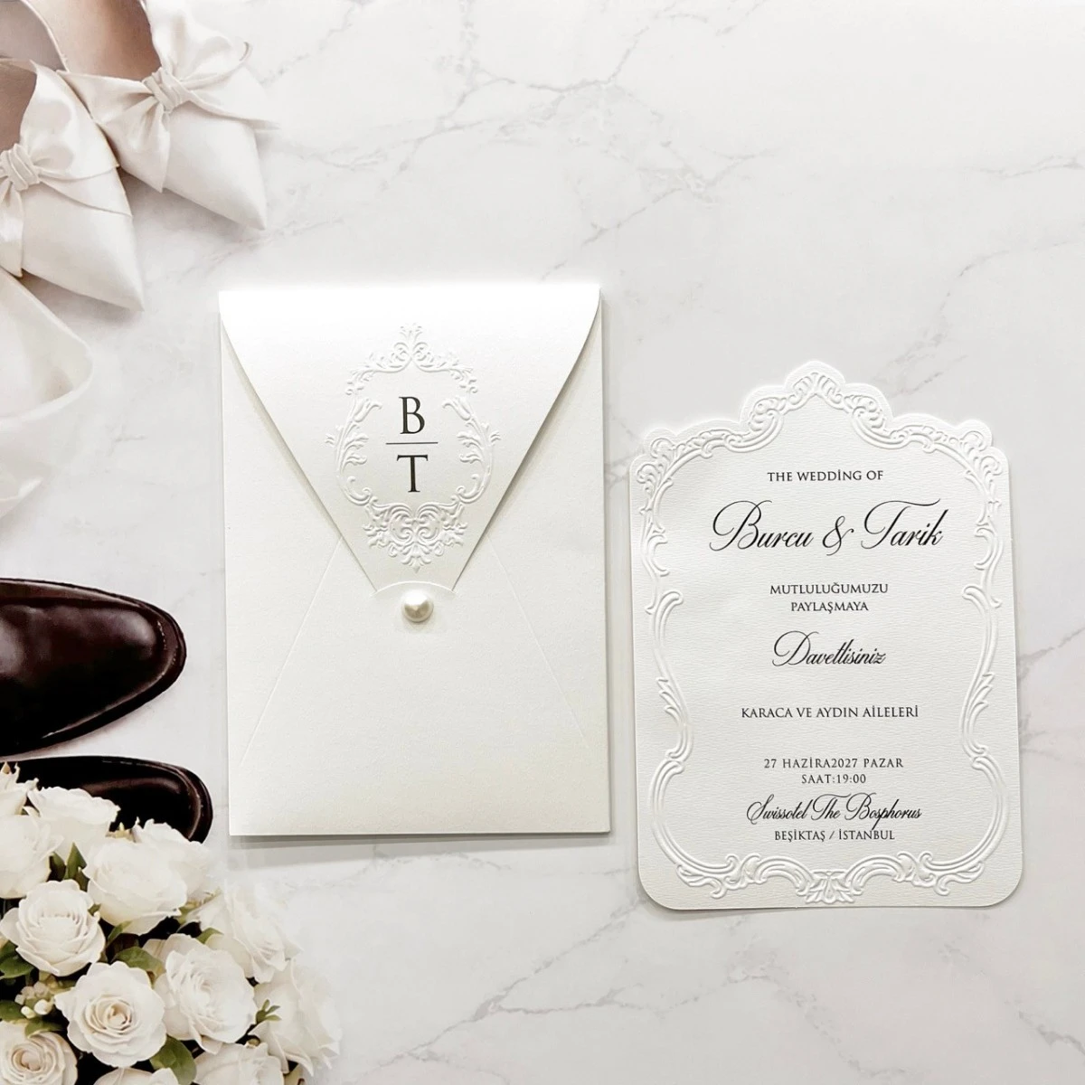 Invitație de Nuntă Clasică cu Detalii Decorative în Relief și Perlă Elegantă 2624 Invitație de Nuntă Clasică cu Detalii Decorative în Relief și Perlă Elegantă 2624 - imagine 1