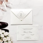 Invitație de Nuntă Clasică cu Perlă și Monogramă Elegantă 2619