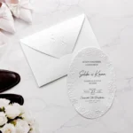 Invitație de Nuntă Elegantă Albă cu Design Floral 2601