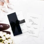 Invitație de Nuntă Elegantă Black & White cu Fundă Organza 2622
