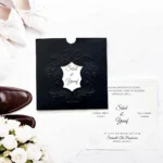 Invitație de Nuntă Elegantă Neagră cu Ornamente Decorative în Relief 2632