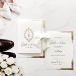 Invitație de Nuntă Elegantă cu Accente Aurii și Fundă Satinată 2607