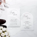 Invitație de Nuntă Elegantă cu Calendar și Design Arcuit 2637