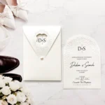 Invitație de Nuntă Elegantă cu Decupaj și Embosare Florală 2638