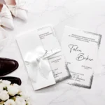 Invitație de Nuntă Elegantă cu Fundă Organza și Accente Argintii 2623