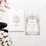Invitație de Nuntă Elegantă cu Monogramă Aurie 2602