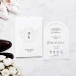 Invitație de Nuntă Elegantă cu Monogramă și Detalii Decorative în Relief 2627