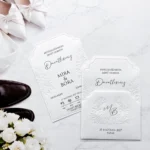 Invitație de Nuntă Elegantă cu Monogramă și Ornament Floral în Relief 2630