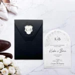 Invitație de Nuntă Premium cu Plic Negru și Monogramă Decupată 2639
